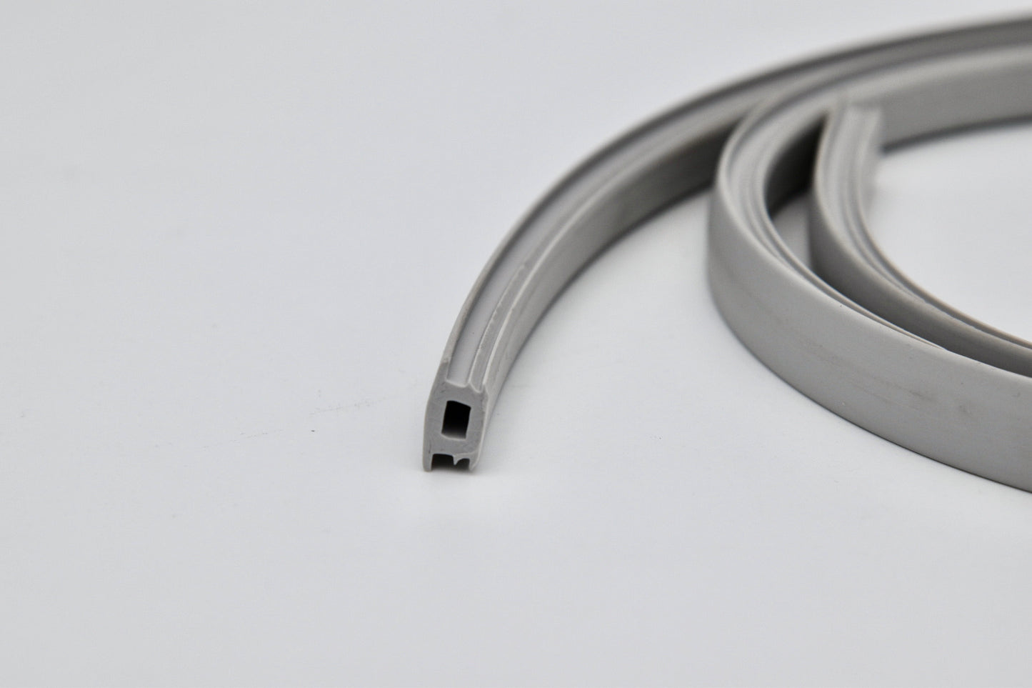 Guarnizione coprifessura in pvc plastificato grigio (1 ml)-RIC000080